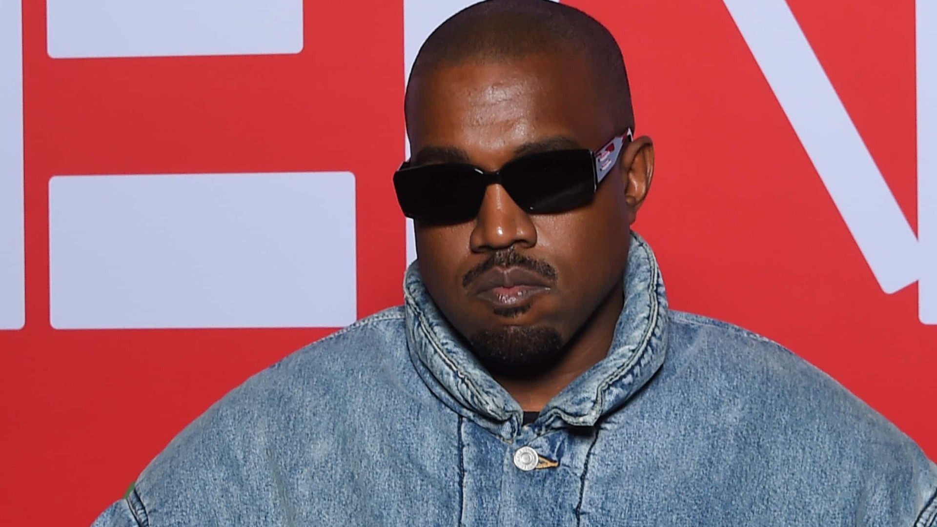 Kanye West tenta ficar com direitos de autor de frase enviada à mulher