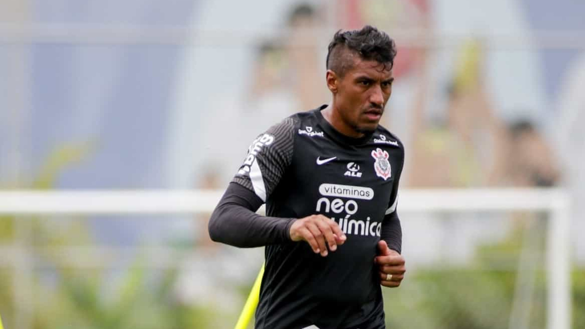 Paulinho surpreende e ganha sobrevida no Corinthians, mas não sabe do futuro