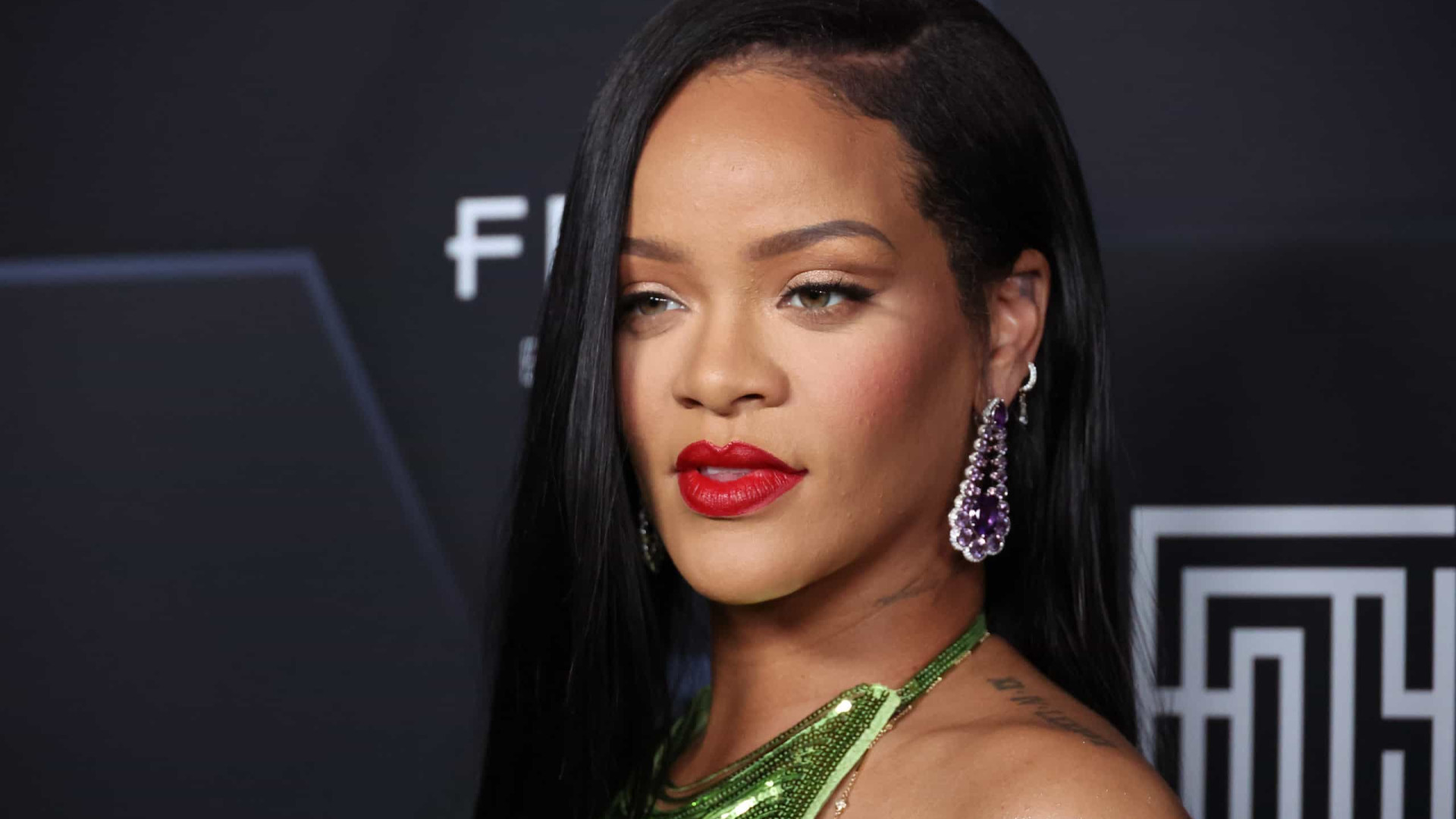 Rihanna faz 1ª aparição pública após o nascimento do filho