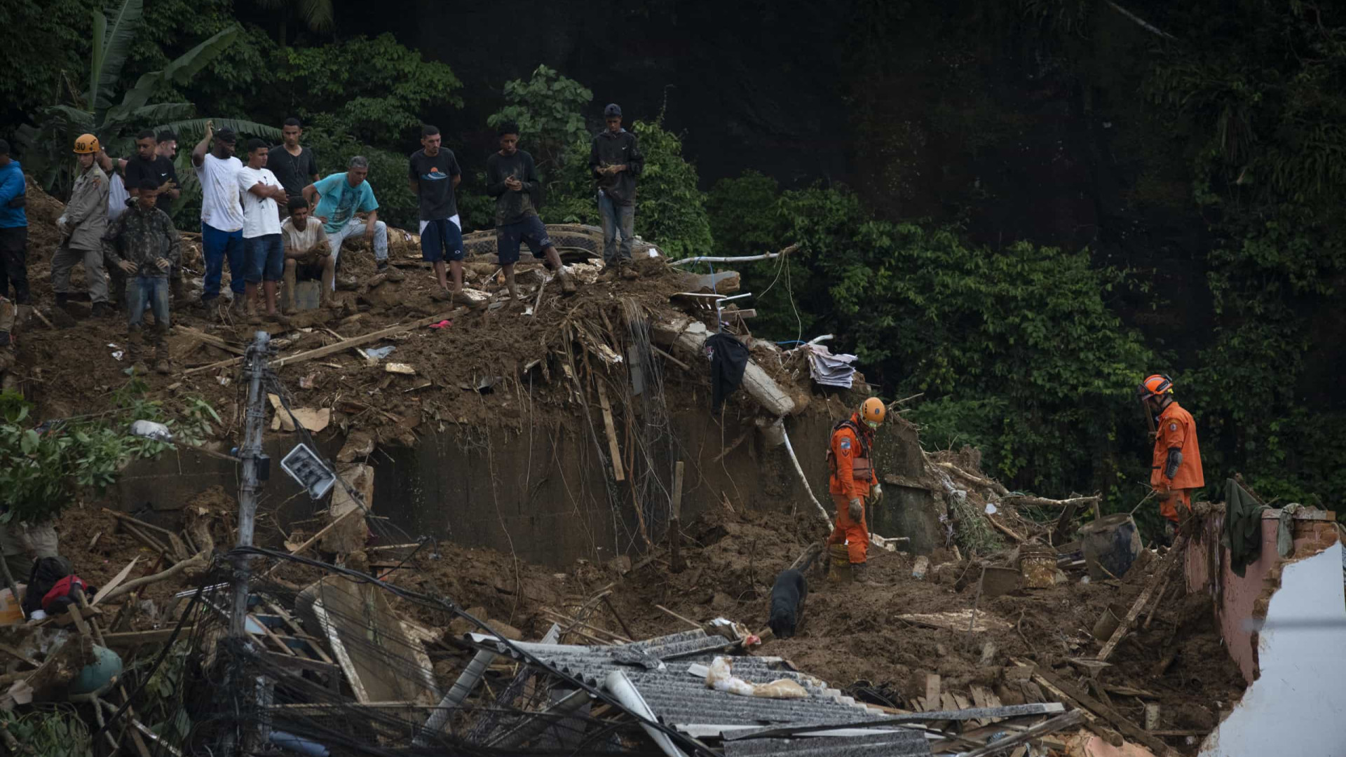 Chuva deixa 8 mortos após enchentes e deslizamentos no RJ