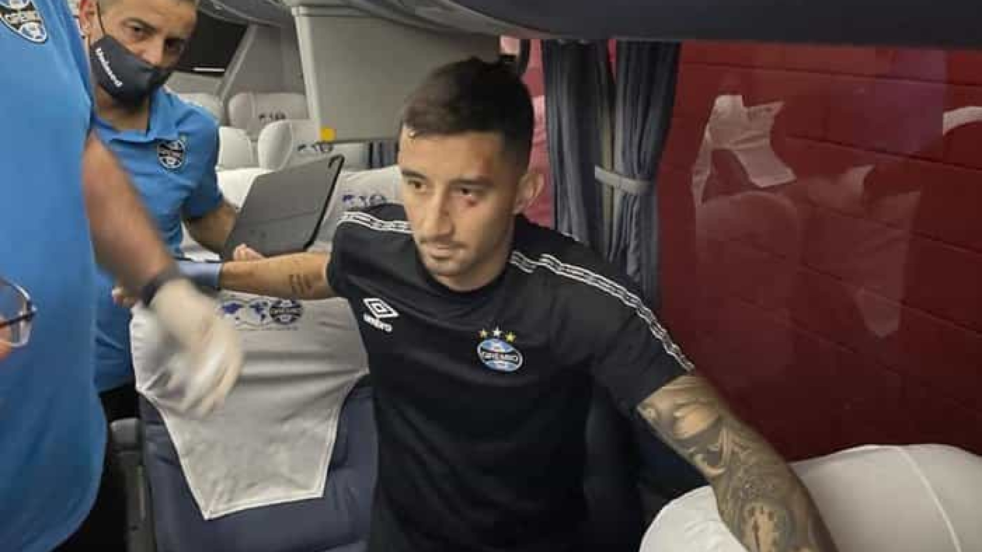 Villasanti recebe alta hospitalar após ser ferido em ataque ao ônibus do Grêmio