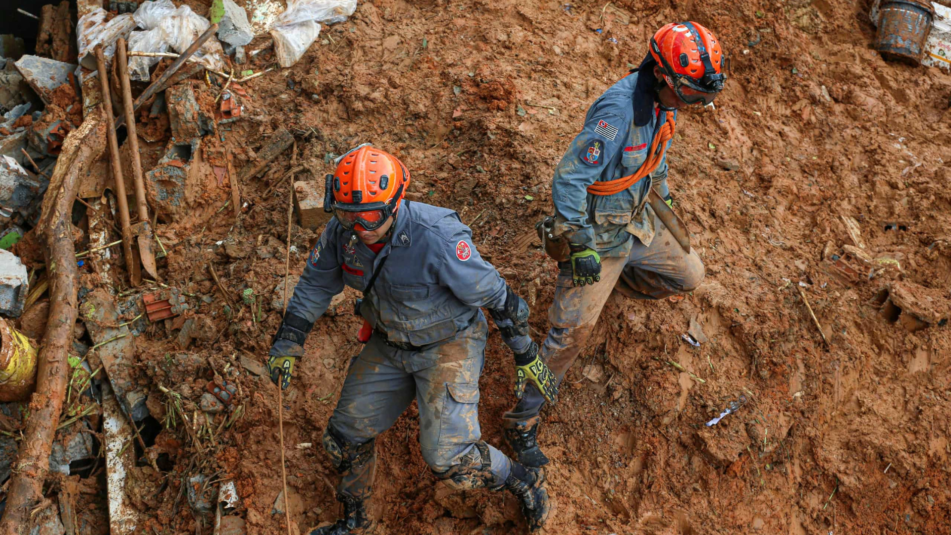 Deslizamento de terra mata duas pessoas neste domingo (25) em Minas Gerais