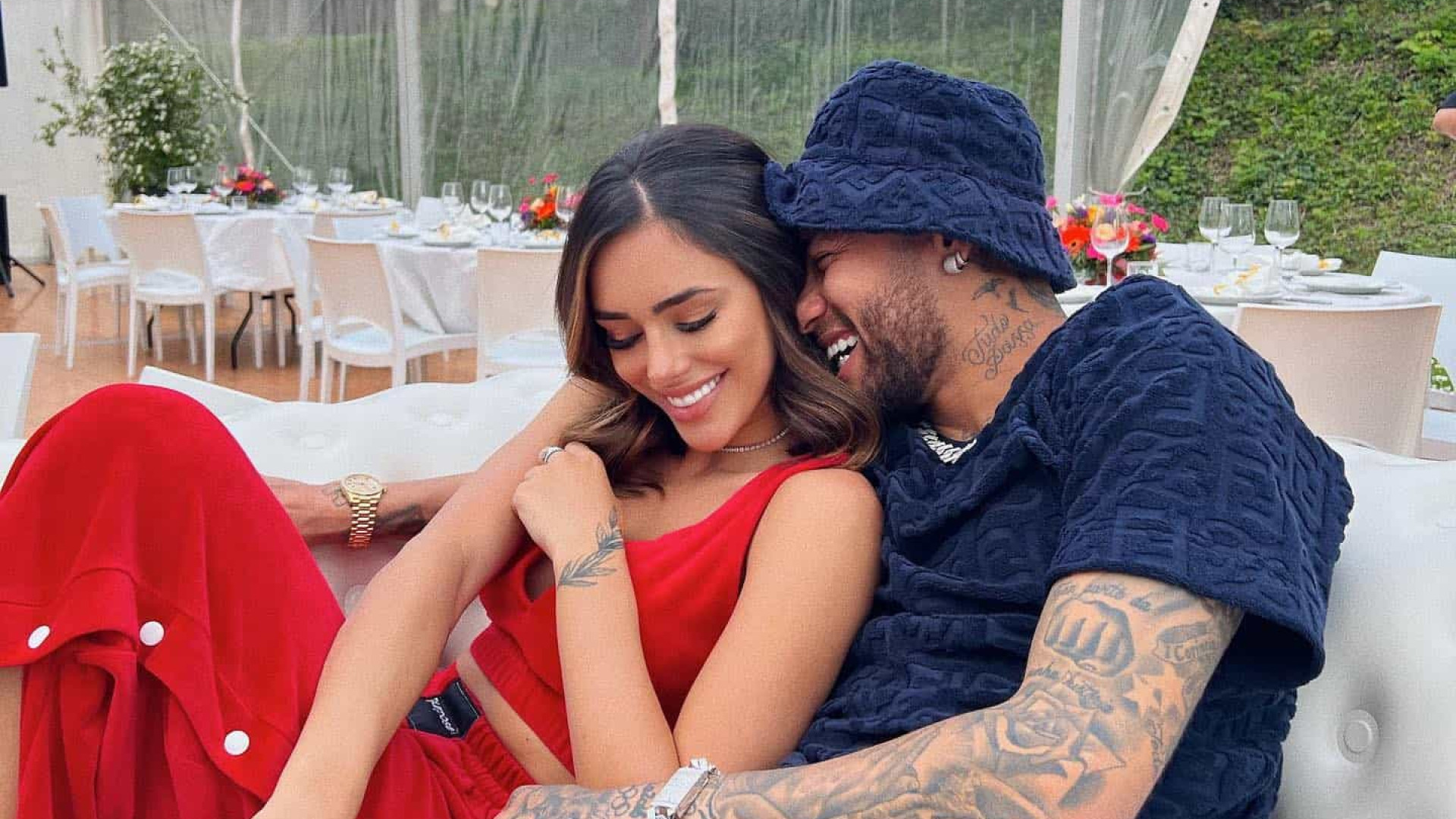 Neymar compartilha foto romântica com a namorada