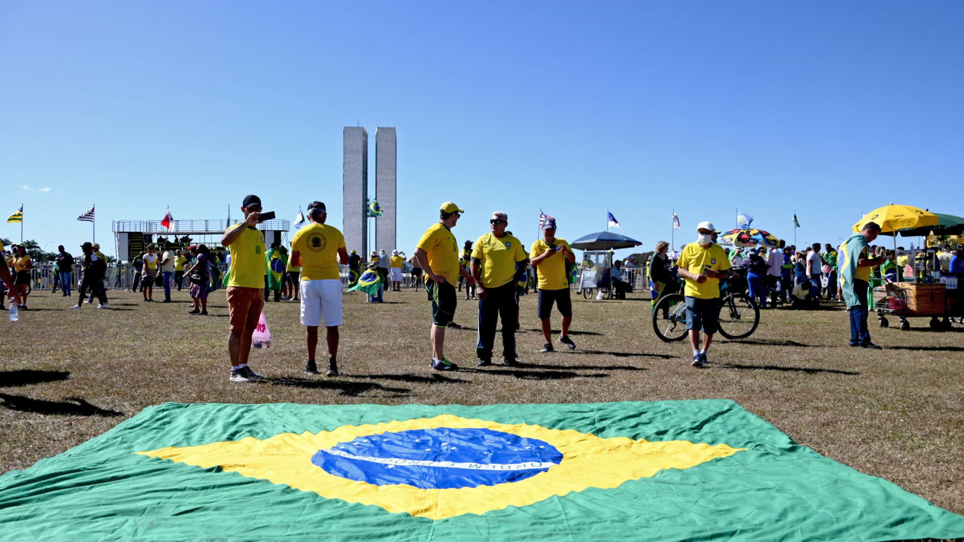 Atos pró-Silveira em Brasília pedem destituição de ministros do STF
