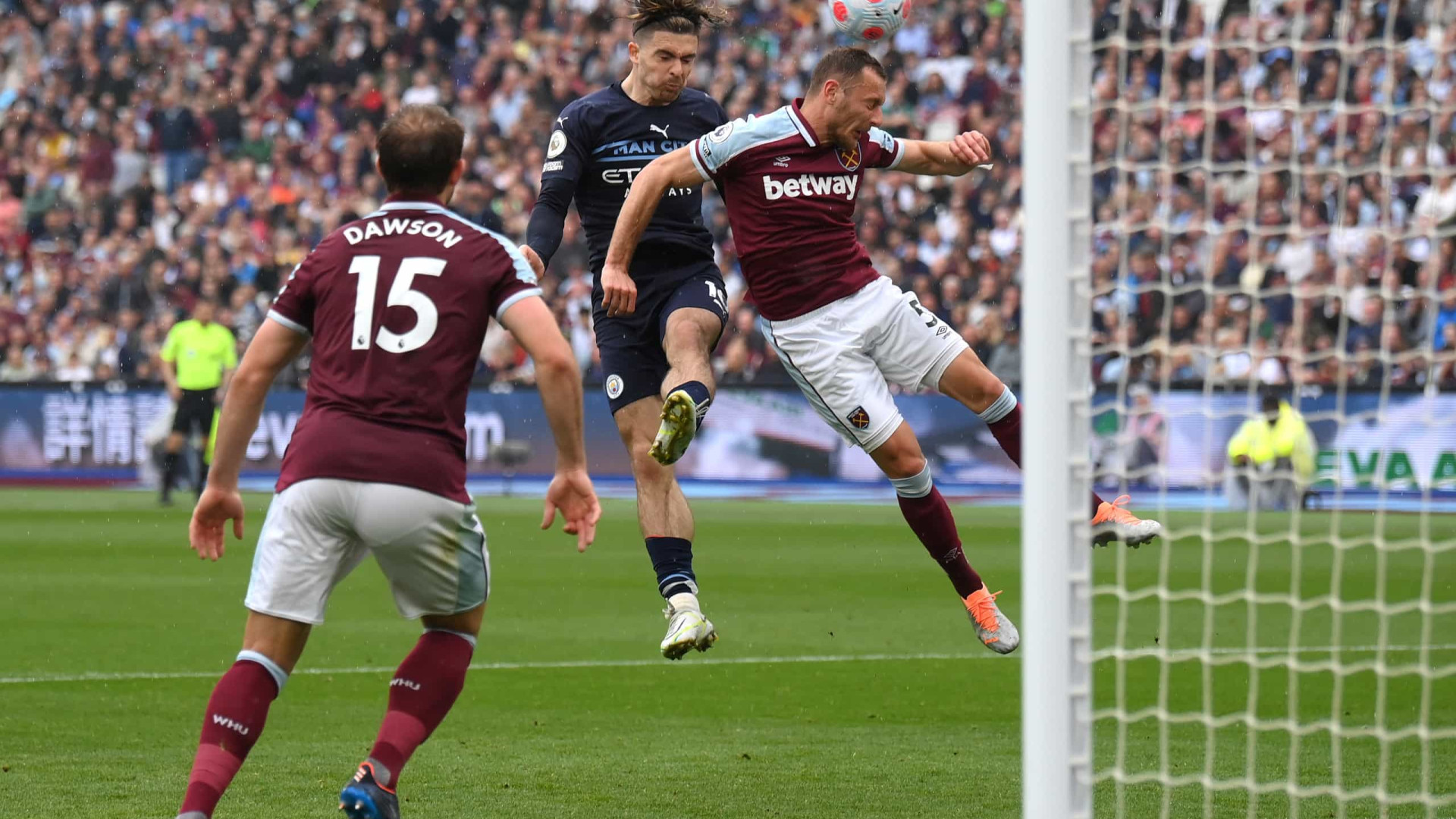 Empate eletrizante entre Manchester City e West Ham deixa título inglês em aberto