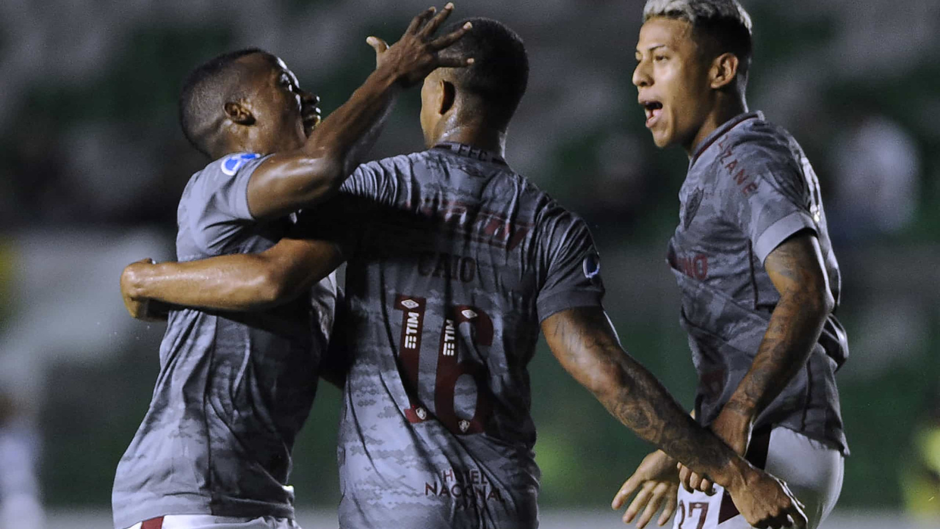 Fluminense supera o Cruzeiro com gols de cabeça e sai na frente na Copa do Brasil