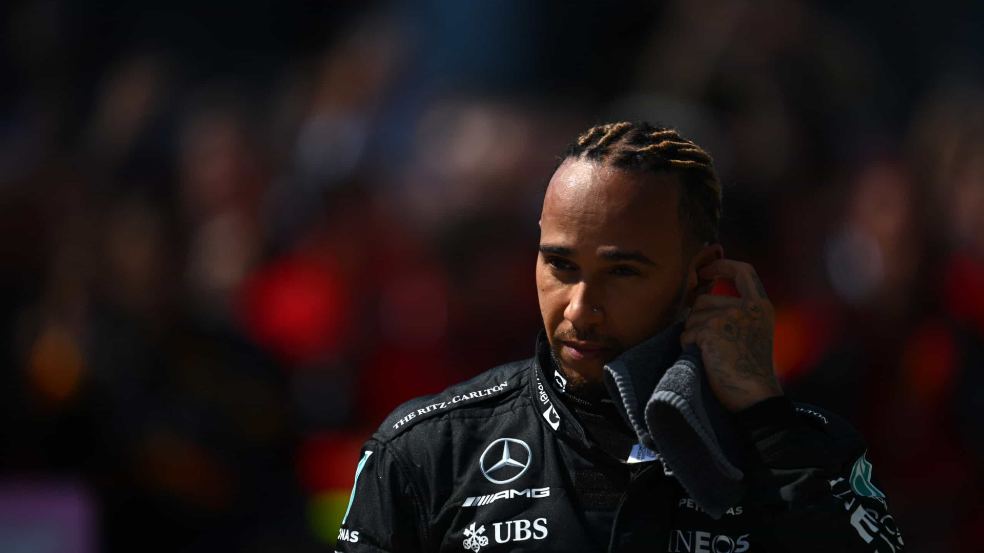 Hamilton é multado por atravessar pista a pé no GP do Catar após acidente com Russell