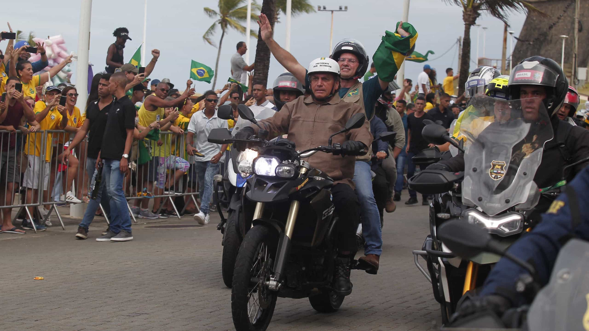 Bolsonaro faz motociata e promete combustíveis mais baratos do mundo