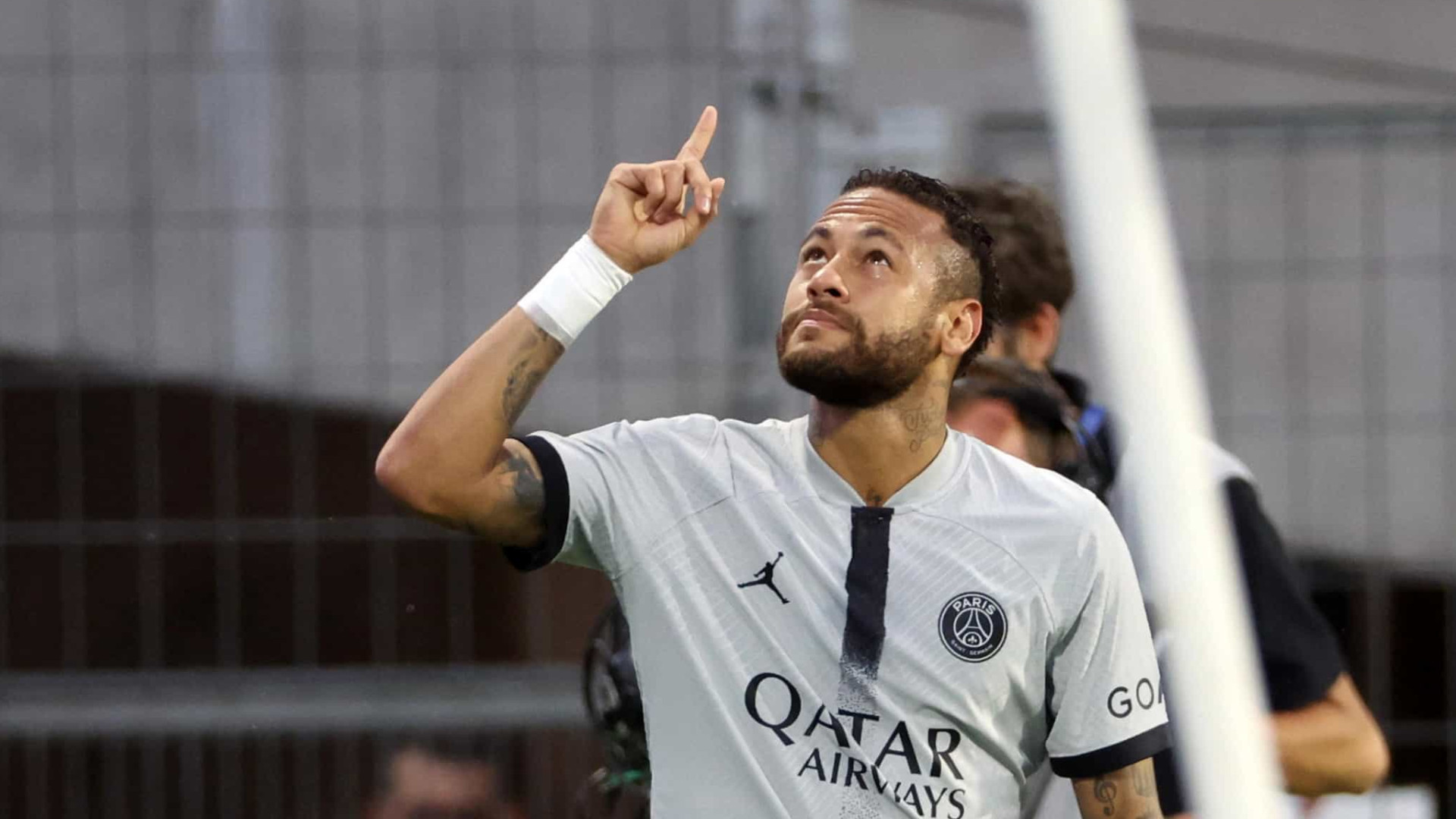 Neymar comemora gol com 'beijo pro gordo' em homenagem a Jô Soares