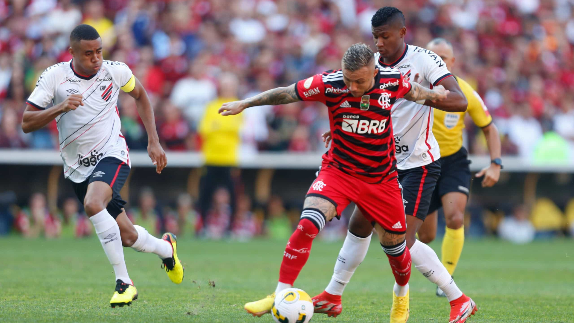 Flamengo goleia Athletico-PR e segue à caça do líder Palmeiras no Brasileiro