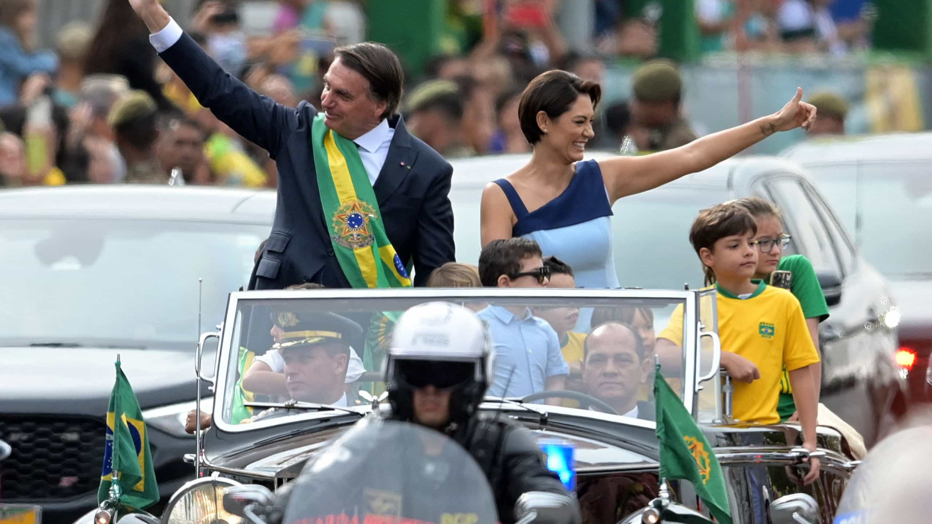 Bolsonaro usa Michelle, ataca STF e repete ameaças diante de milhares na Esplanada