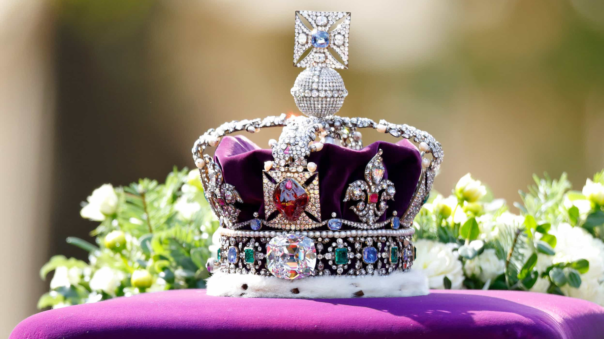 Rainha Elizabeth 2ª será enterrada com anel de casamento com texto secreto
