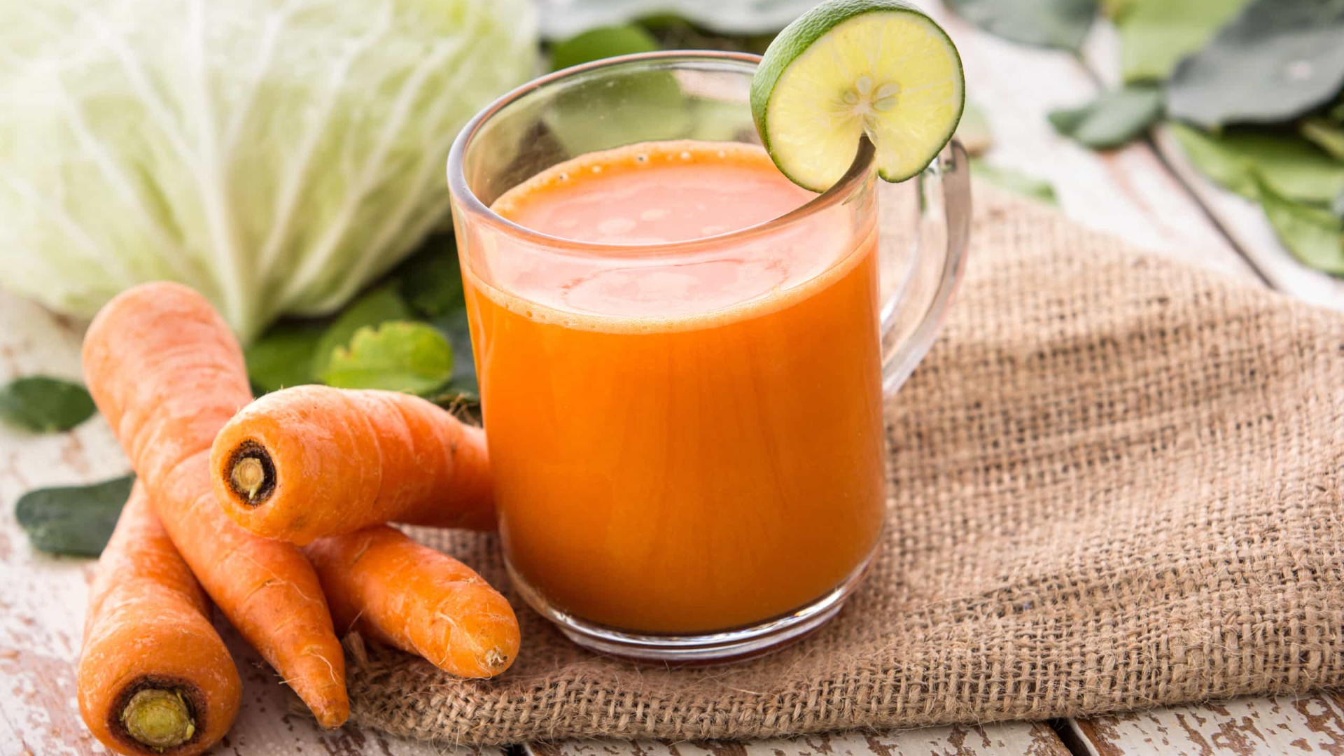 Пить сок капусты. Морковь сок. Морковно капустный сок. Свежевыжатый сок капусты. Морковный сок от ЖКБ.