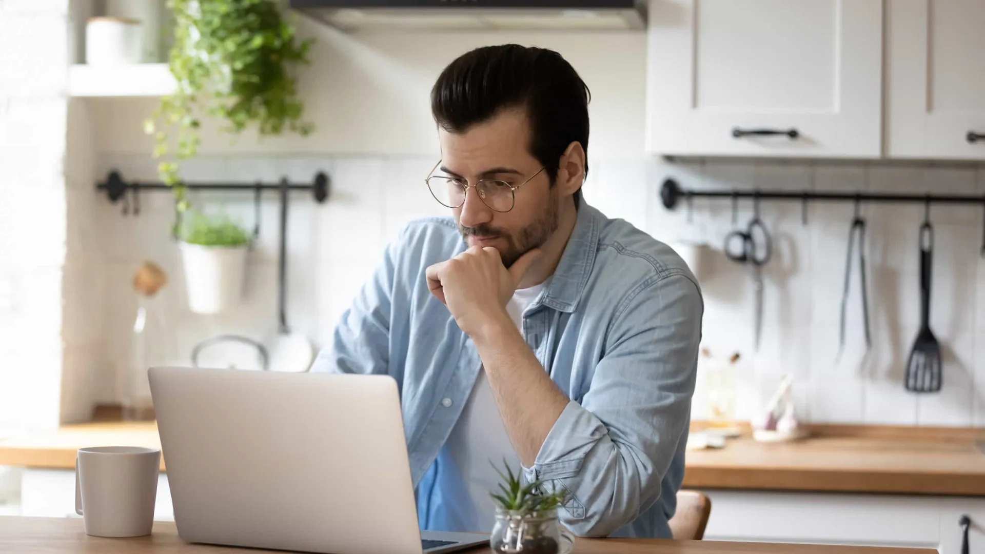 
                    Emojis no trabalho podem prejudicar sua imagem profissional, diz estudo
                