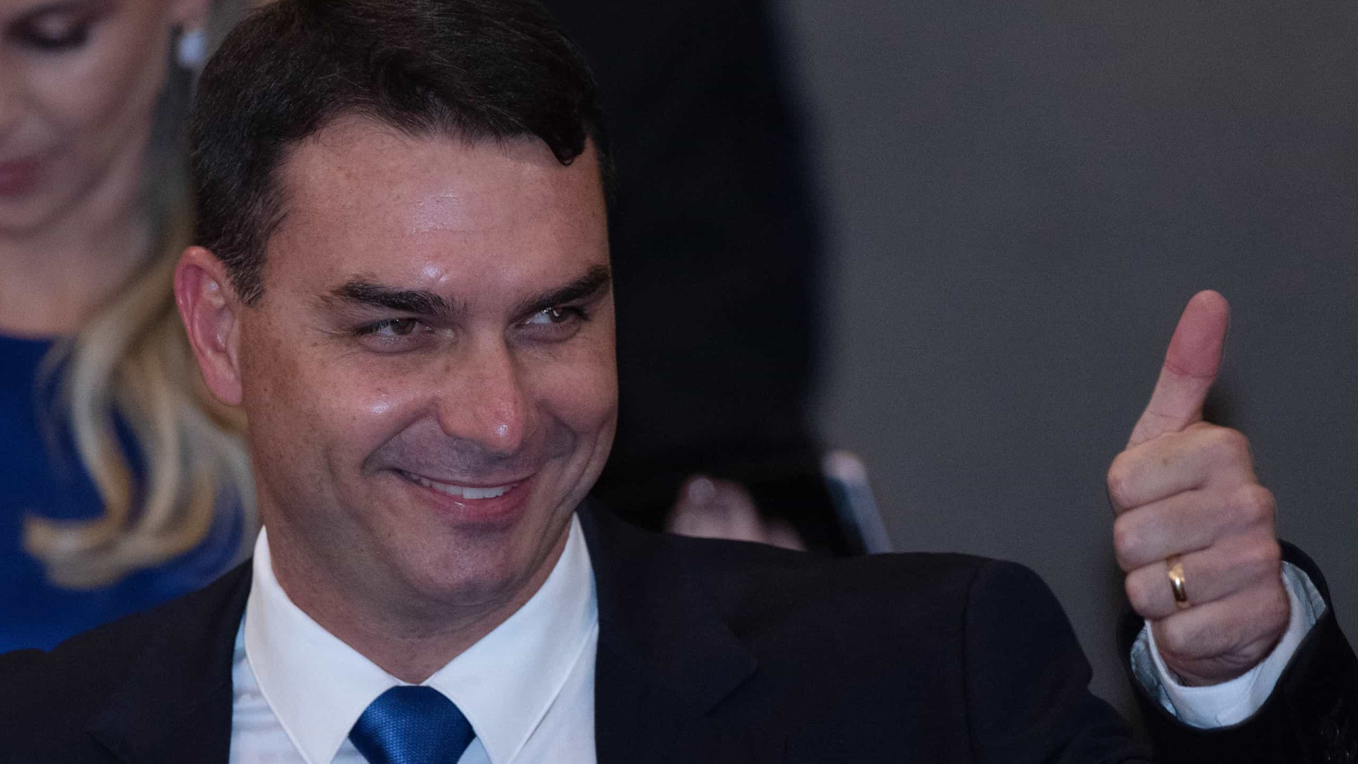 Flávio Bolsonaro defende o pai e critica Moraes em reunião com senadores
