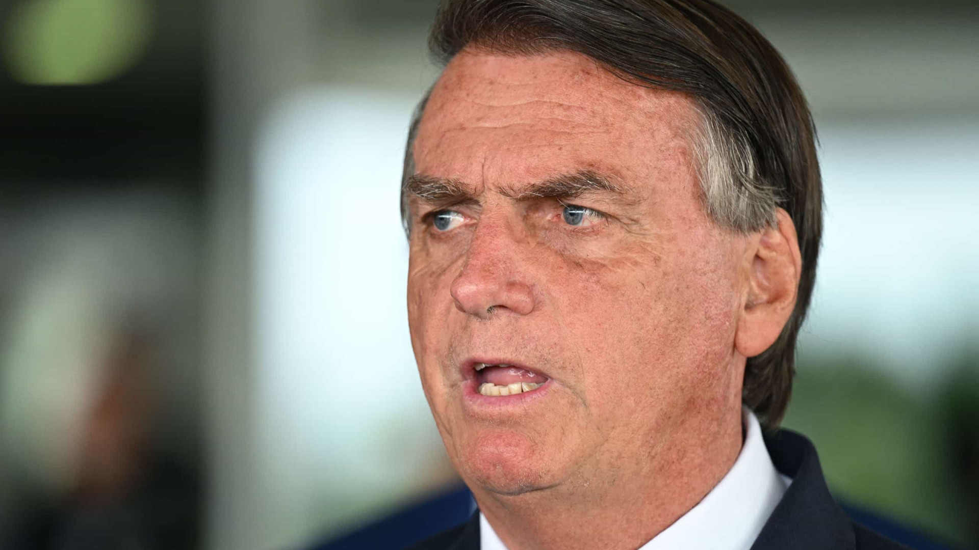 Contra normais legais, Bolsonaro manda pendurar no Planalto Bandeira gigante