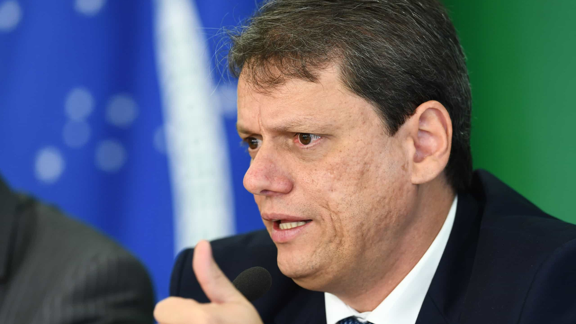 Tarcísio tem crises com secretários, gafe e aproximação com Nunes e Lula