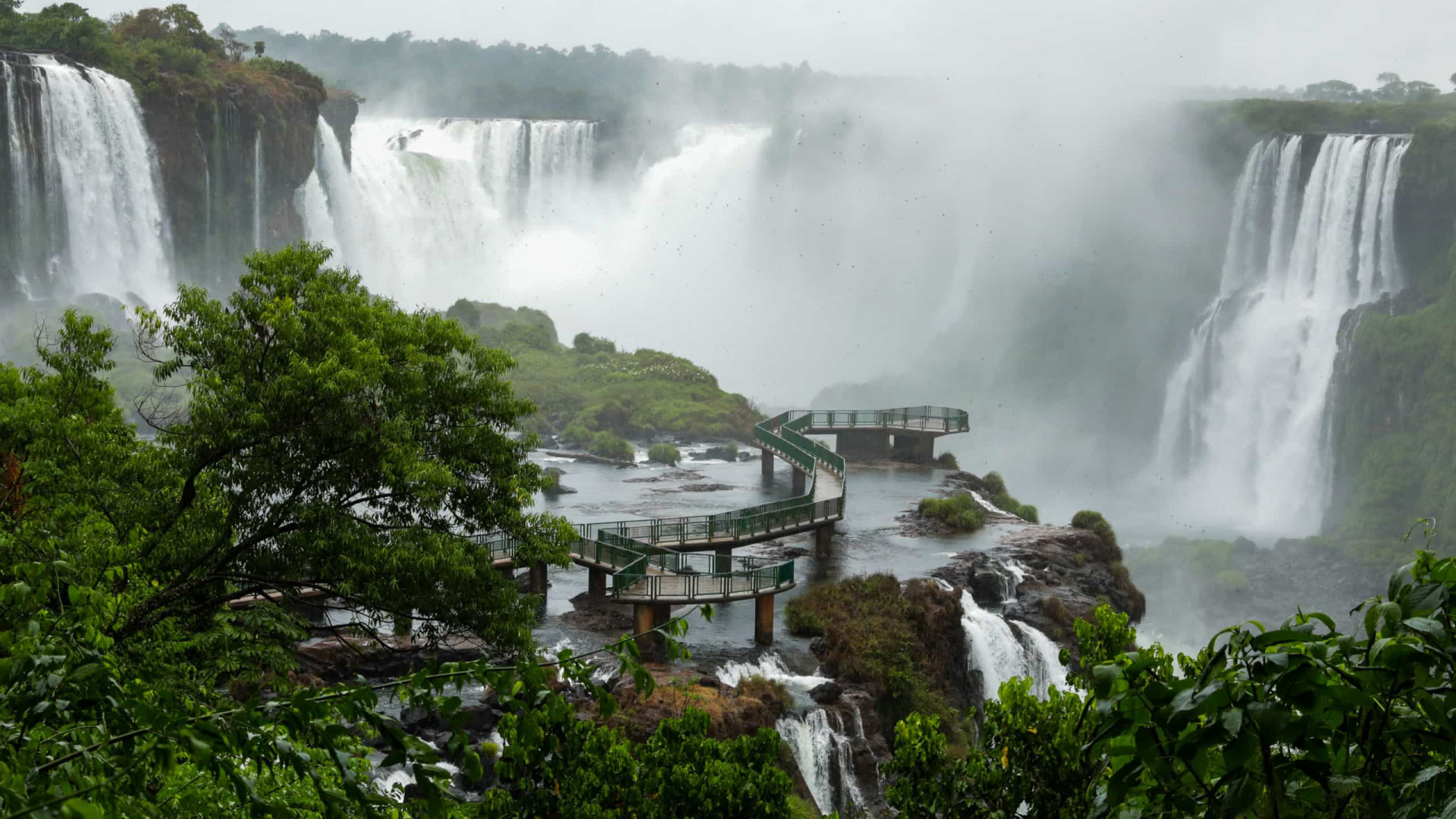 Tempestade causa alagamento em SC e fecha Cataratas do Iguaçu; previsão é de mais chuva