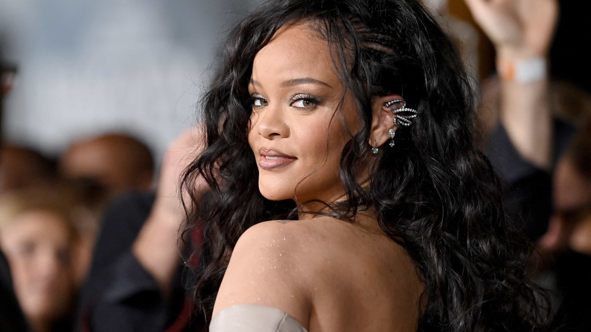 Rihanna usa anel de diamante no pé no valor de R$ 5 milhões