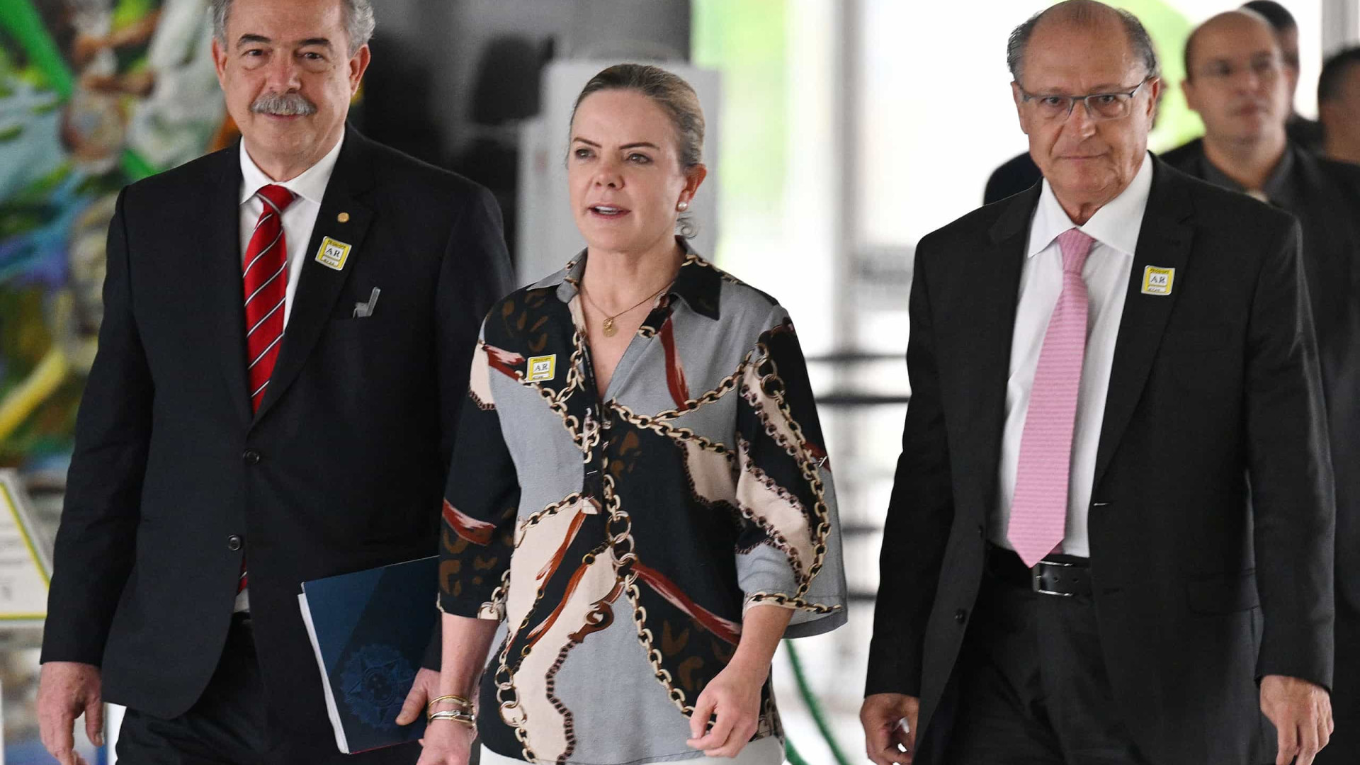 Equipe de Lula cede emendas em troca de Orçamento maior para novo governo