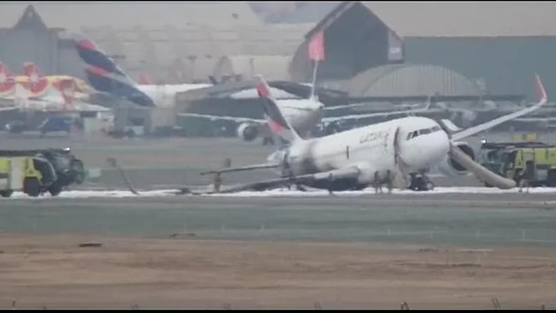  Avião no Peru bate em veículo antes de decolar e pega fogo na pista