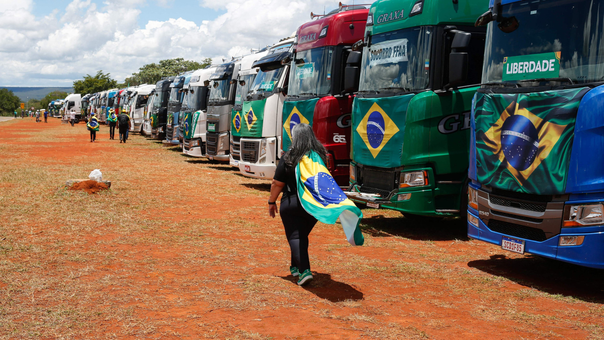 Donos de mais de um terço dos caminhões nos atos no DF são doadores de Bolsonaro