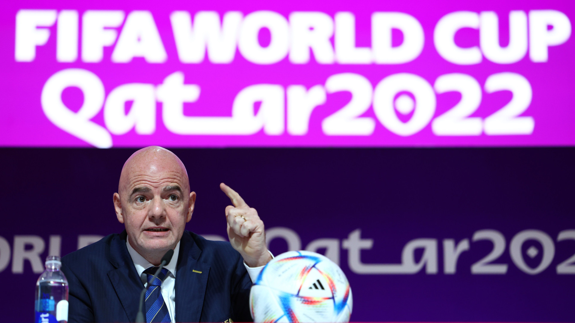 Presidente da Fifa vê hipocrisia em críticas ao Qatar e diz que fãs vão sobreviver sem cerveja