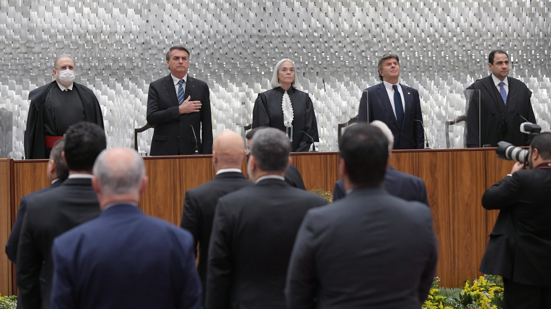 Bolsonaro fica frente a frente com Moraes e outros ministros do STF 