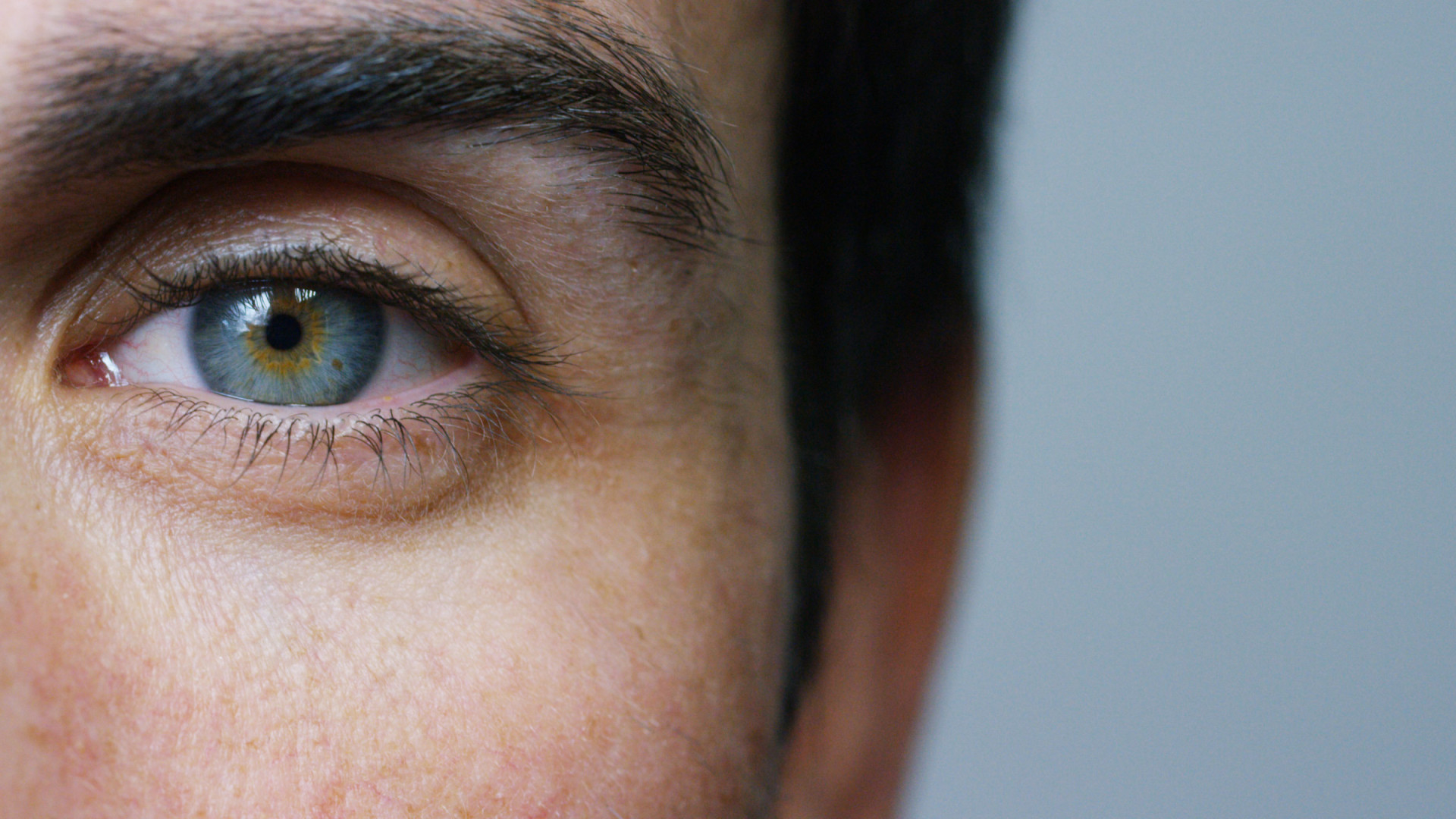 Sabia que olhos de adultos também podem mudar de cor?