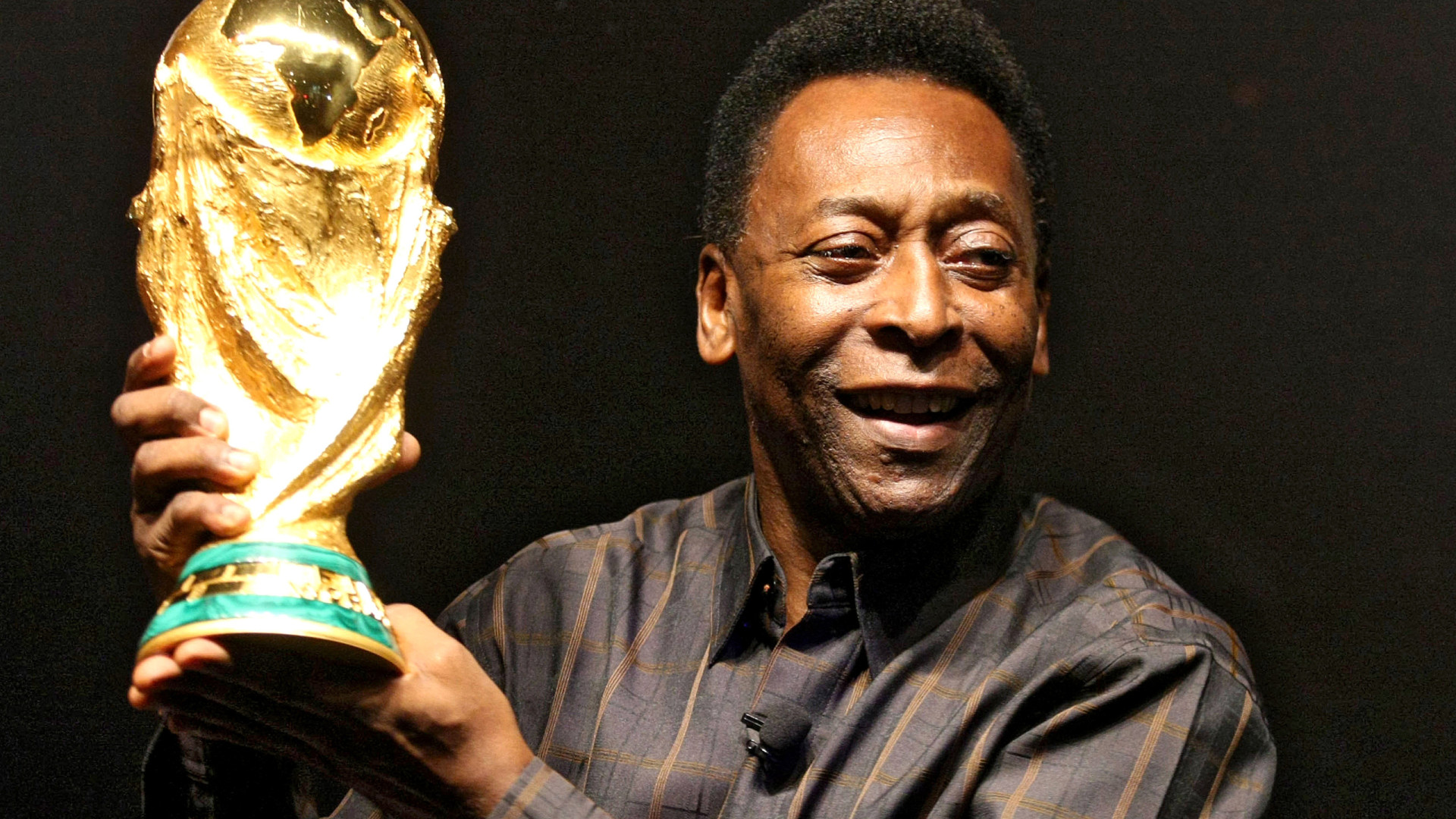Pelé será homenageado pelo Santos com coroa no escudo do time em 2023