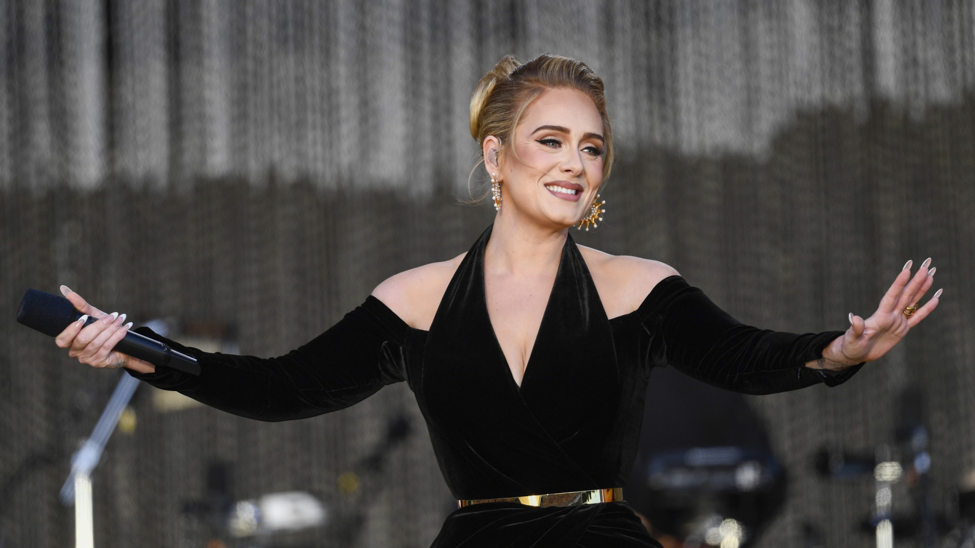 Desabafo de Adele em show viraliza: "O cinto não cabe"