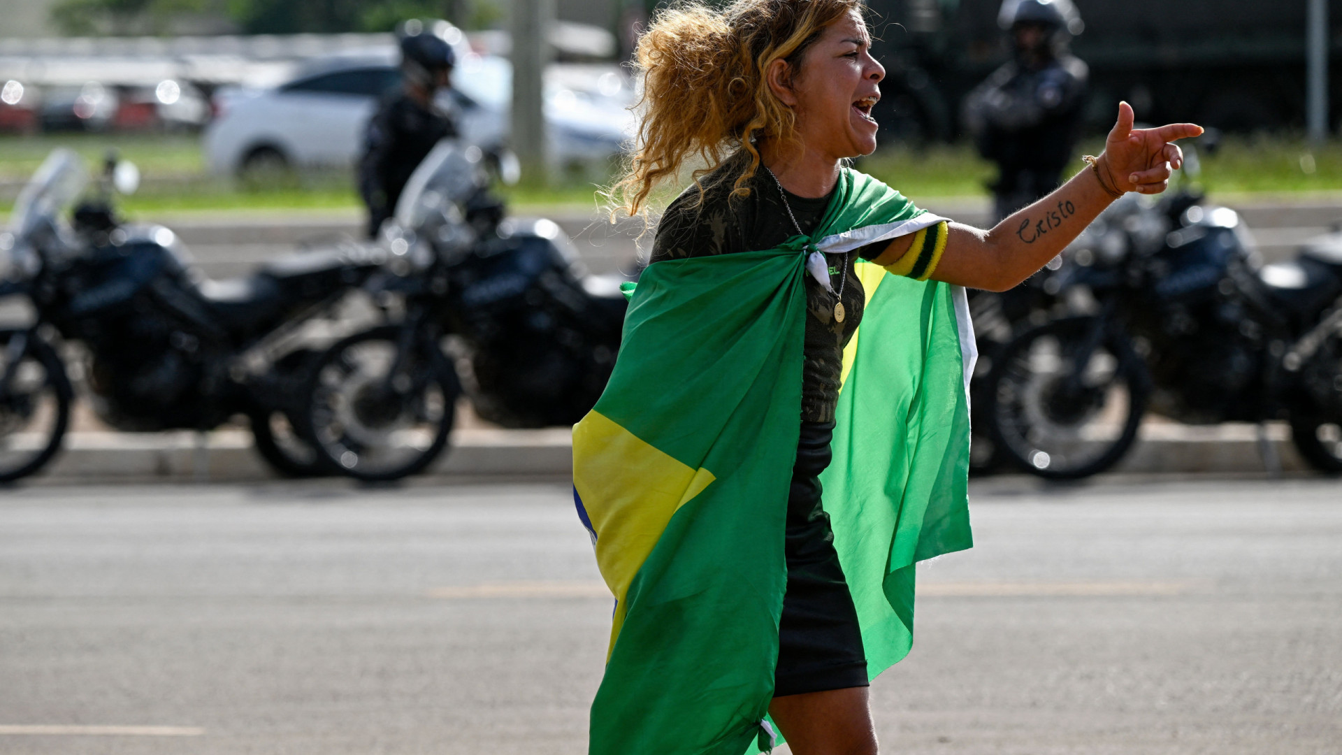 Adeptos de Jair Bolsonaro tentam, sem sucesso, bloquear refinarias de petróleo