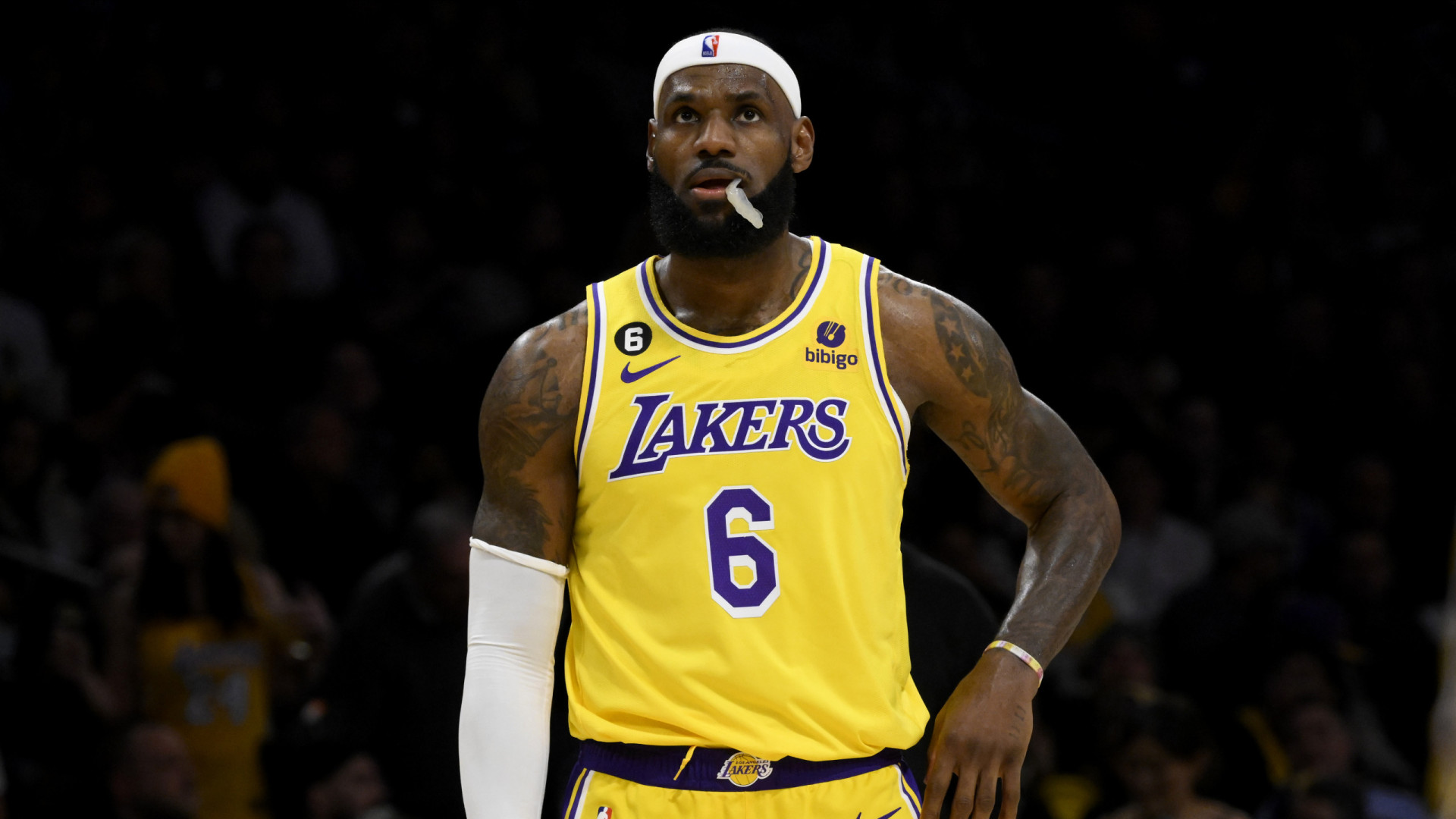 LeBron adia cirurgia, volta após um mês fora, mas Lakers perdem mais uma na NBA