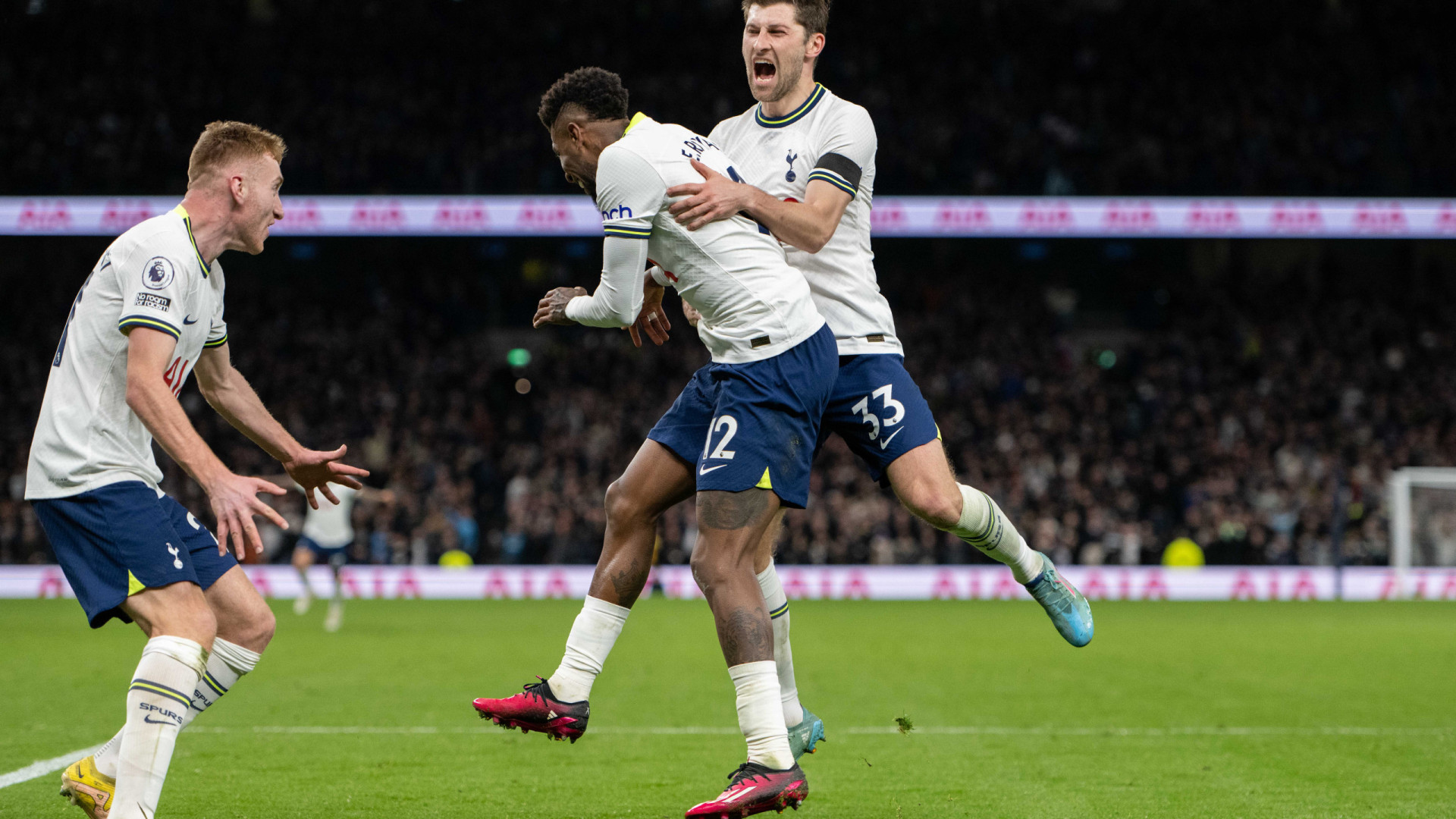 Inglês: Tottenham goleia e entra na zona de classificação da