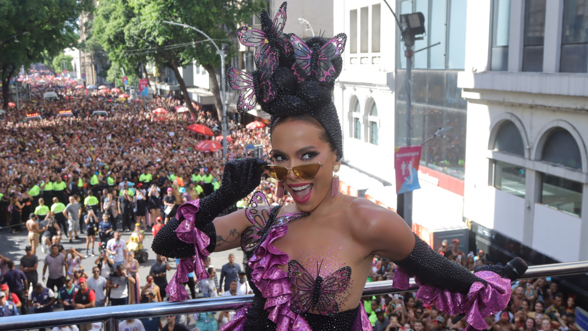 Anitta comemora fim do Carnaval e diz que não sabe como aguentou