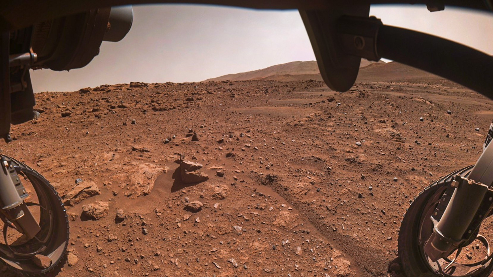 Há mais uma rocha presa no rover de Marte