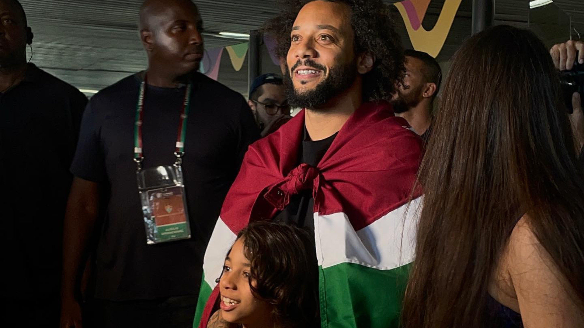 Marcelo chega ao Rio e faz festa ao lado da família e de torcedores do Fluminense