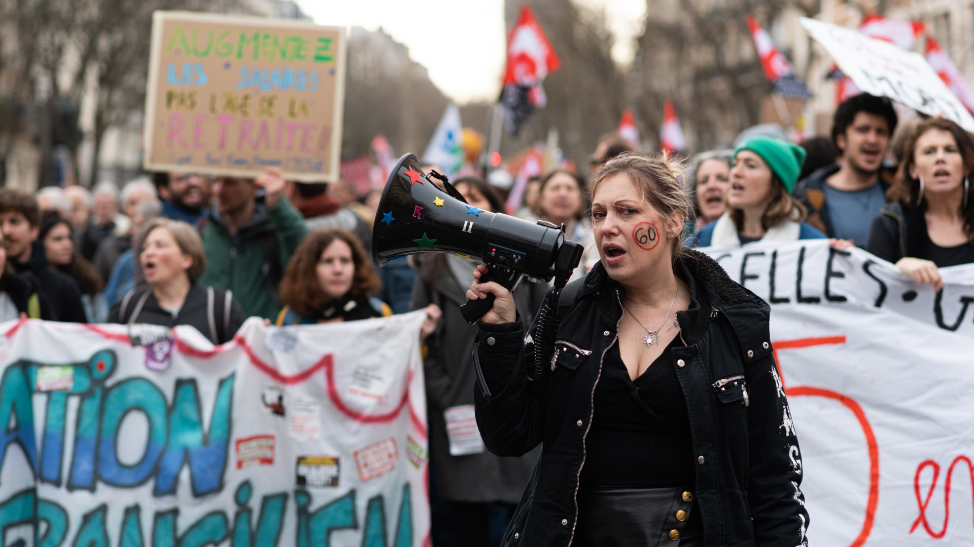 Fogo e antimacronismo marcam protestos na França com 1 milhão nas ruas