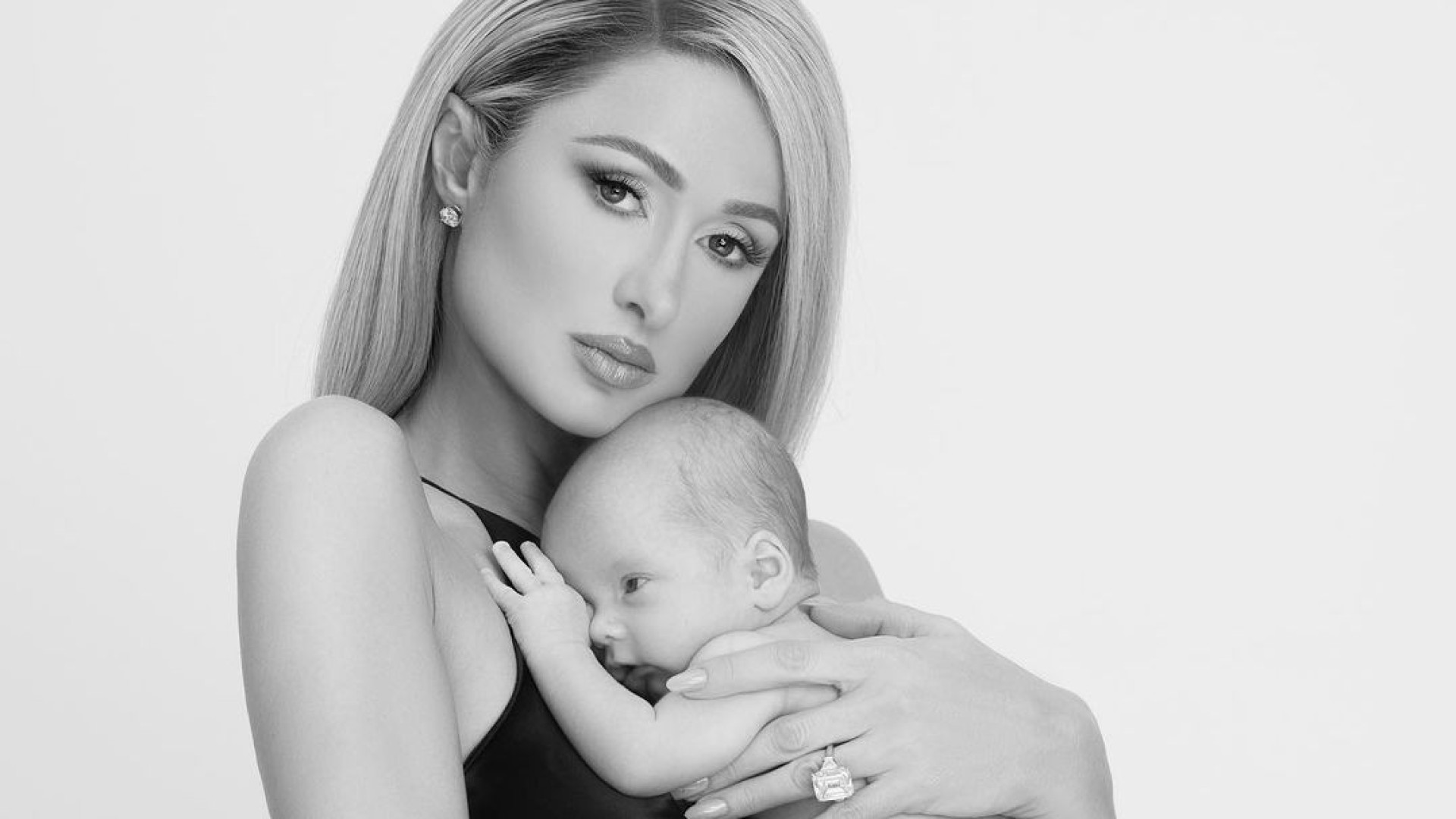 Paris Hilton revela fotos inéditas com o filho