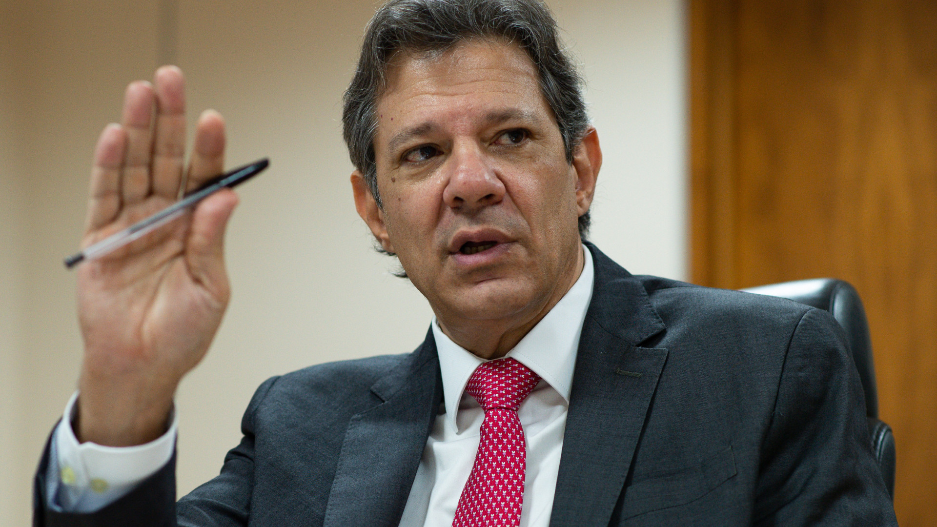 Haddad diz ser favorável à regulamentação do bônus de eficiência de auditores fiscais