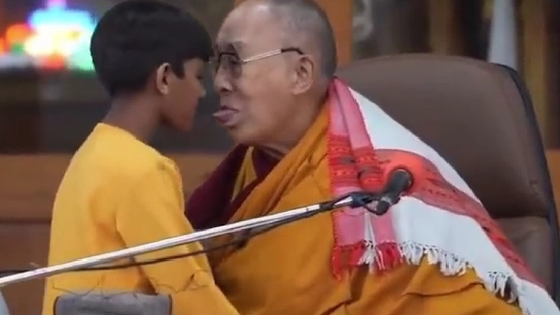 Dalai Lama pede desculpa após pedir a menino para lhe "chupar a língua"