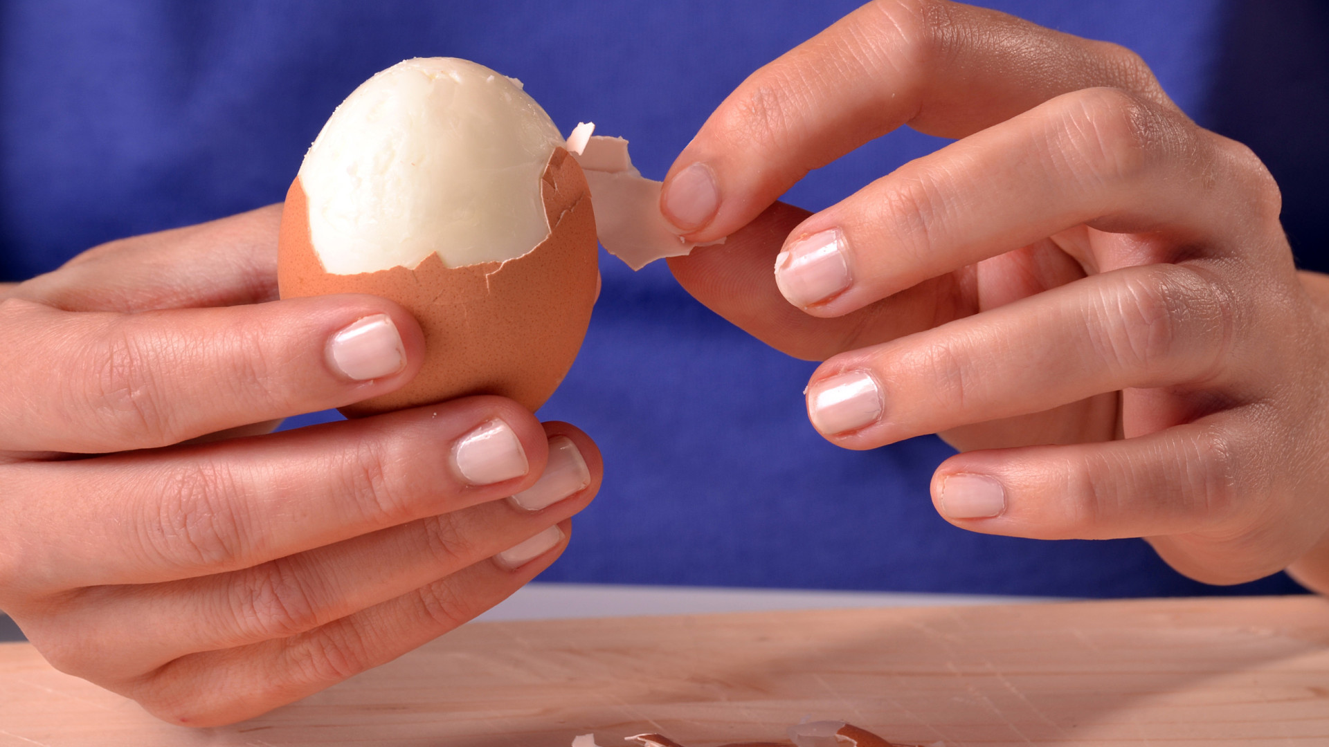 Descobrimos a forma mais fácil de descascar um ovo. Saiba tudo