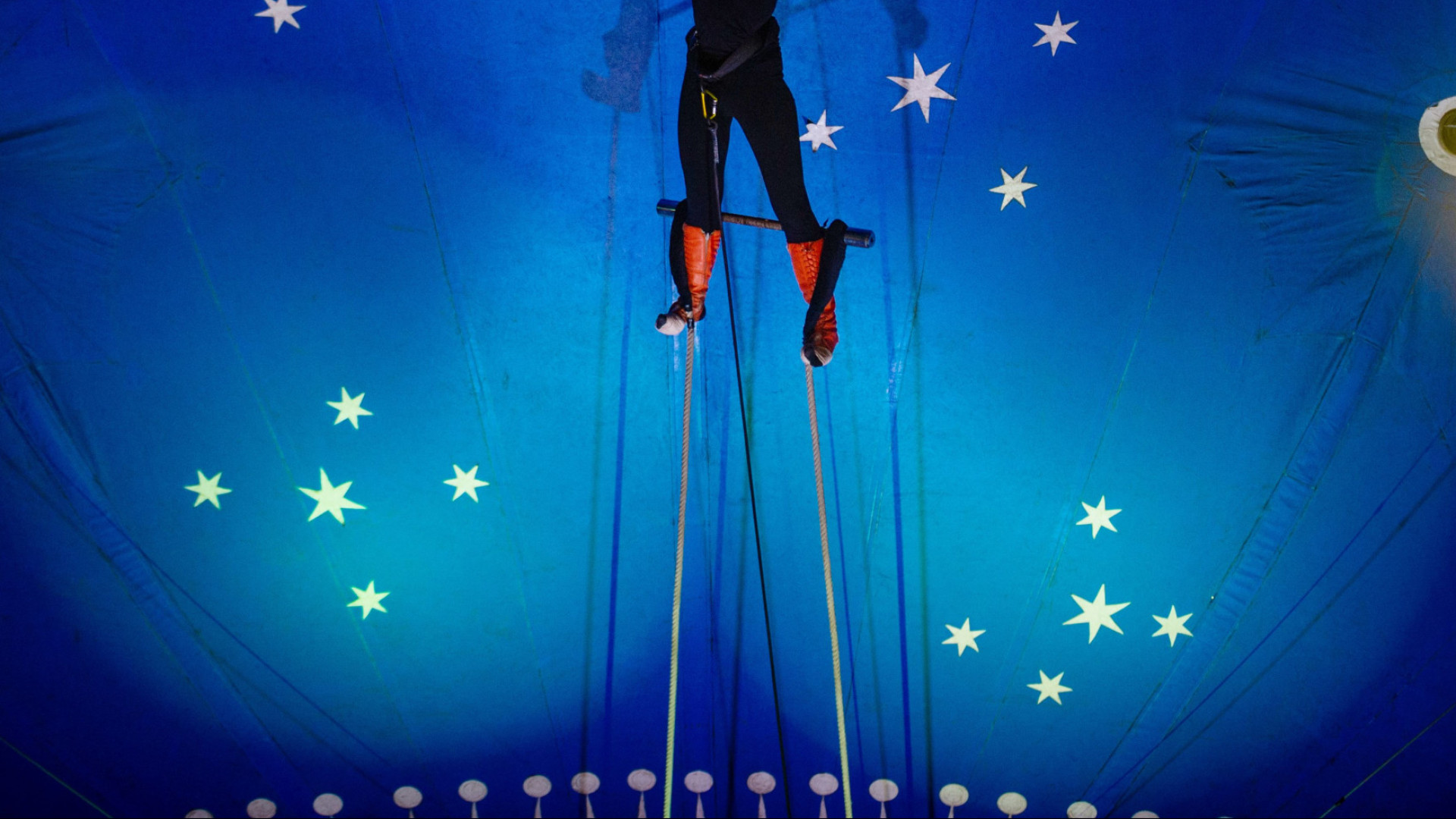 Casal de trapezistas cai de altura de 4 metros durante apresentação em SC