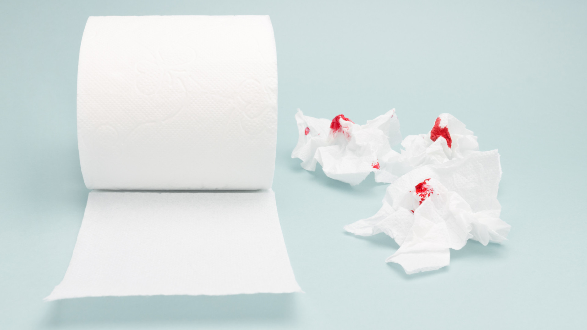 Кровь на туалетной бумаге мужчина. Кровь на туалетной бумаге. Кровяная туалетная бумага. После твердого кала кровь на туалетной бумаге.