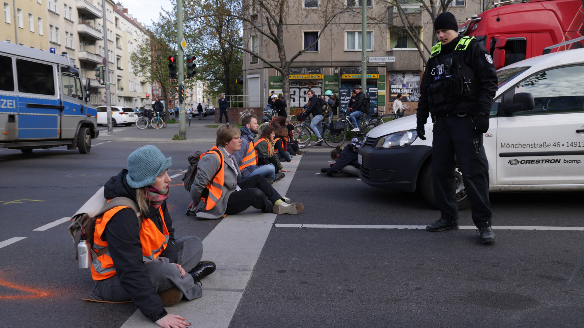 Ativistas em Berlim colam as mãos no asfalto em protesto pelo clima