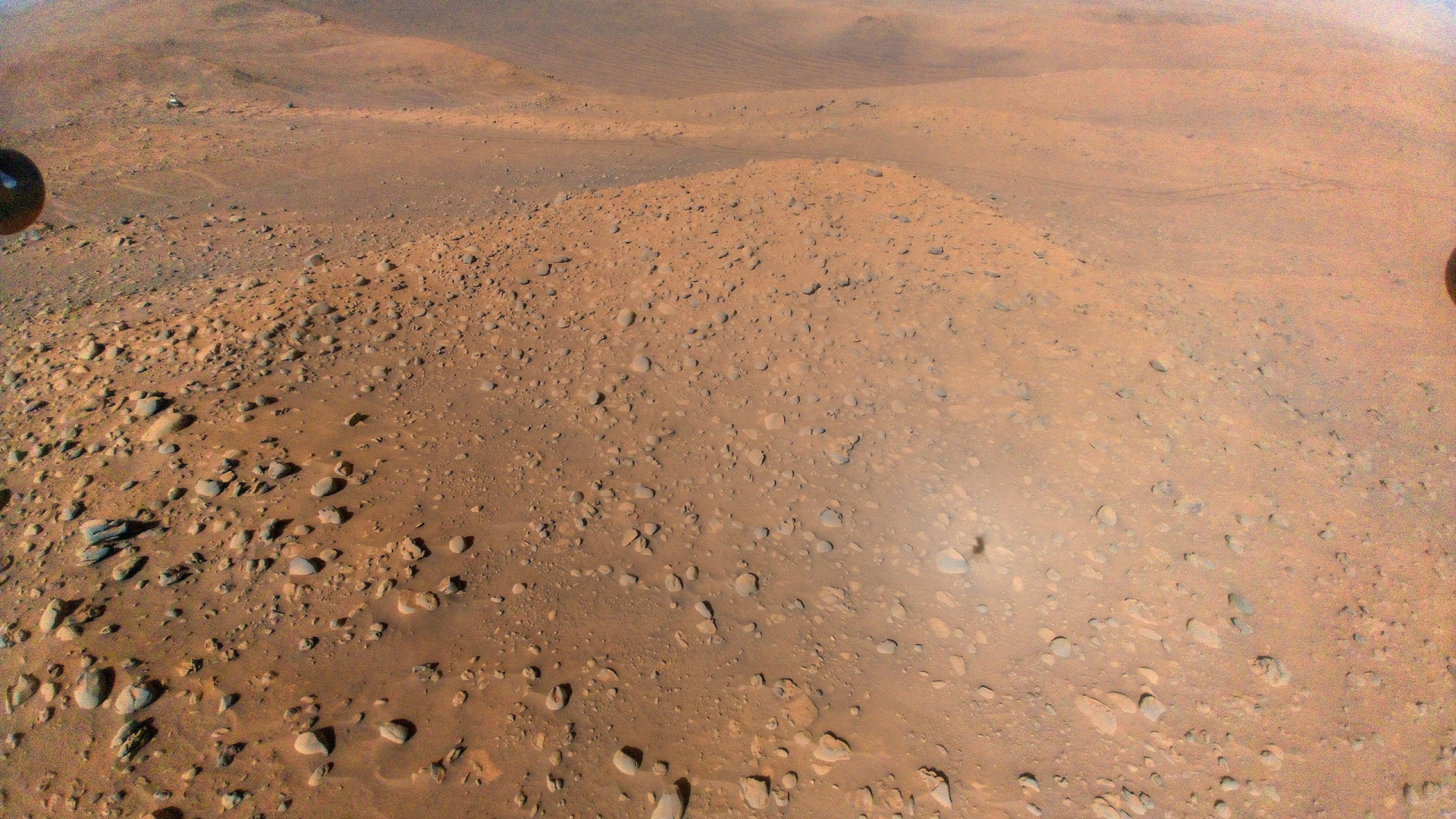 Fotografia aérea de Marte. Consegue ver onde está o rover Perseverance?