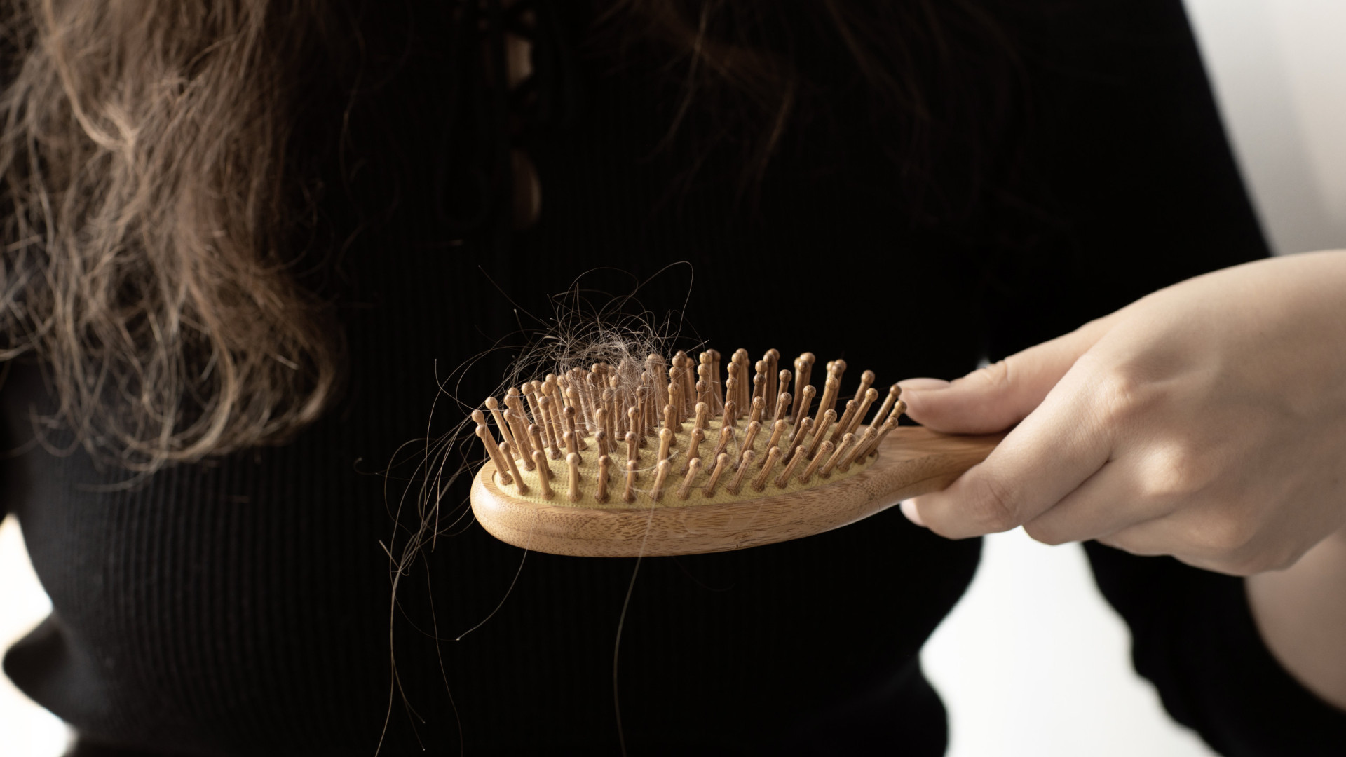 O sinal da doença hepática que se manifesta quando escova o cabelo