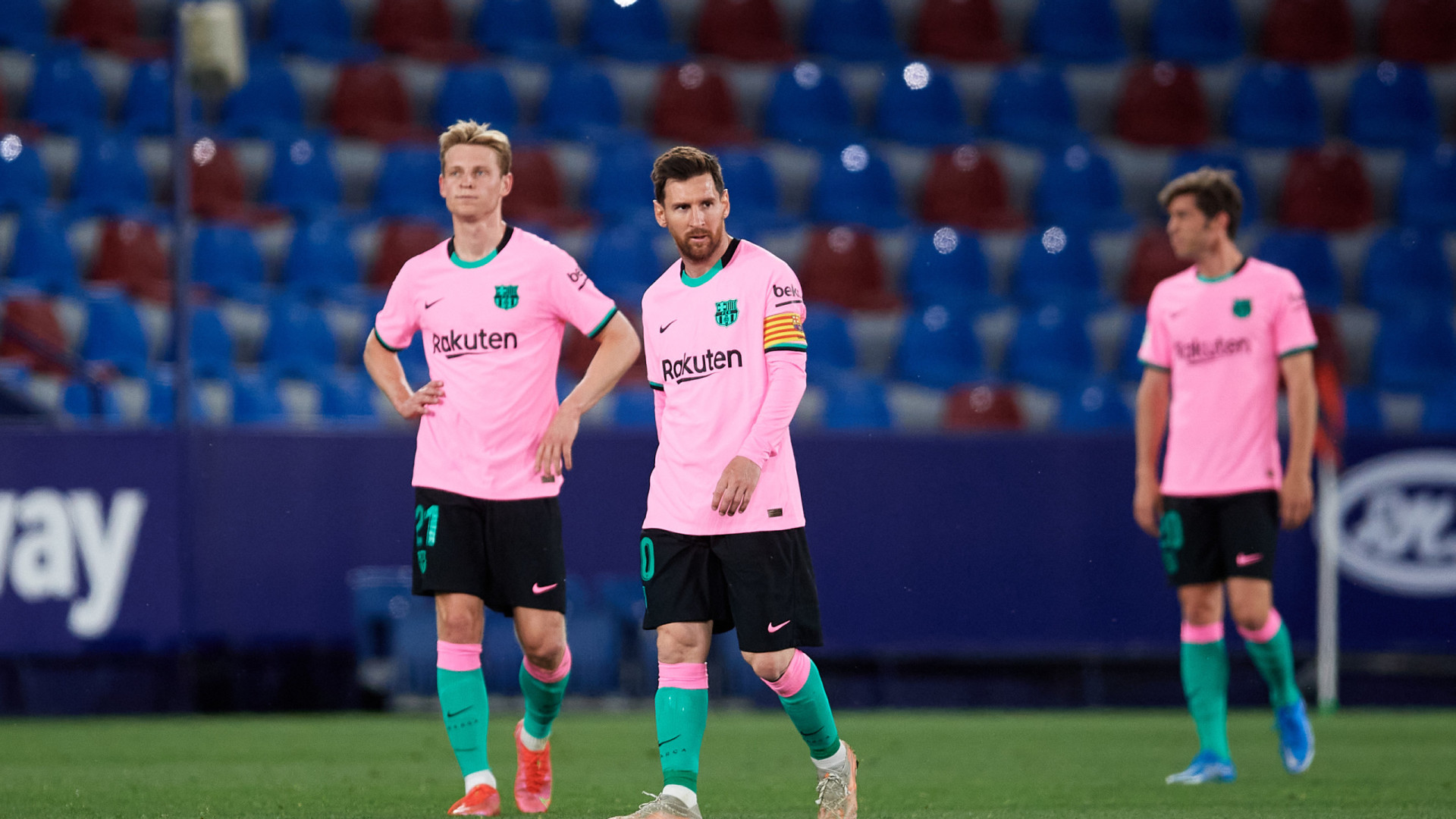 Barcelona volta a 'sacrificar' Frenkie de Jong para receber Messi