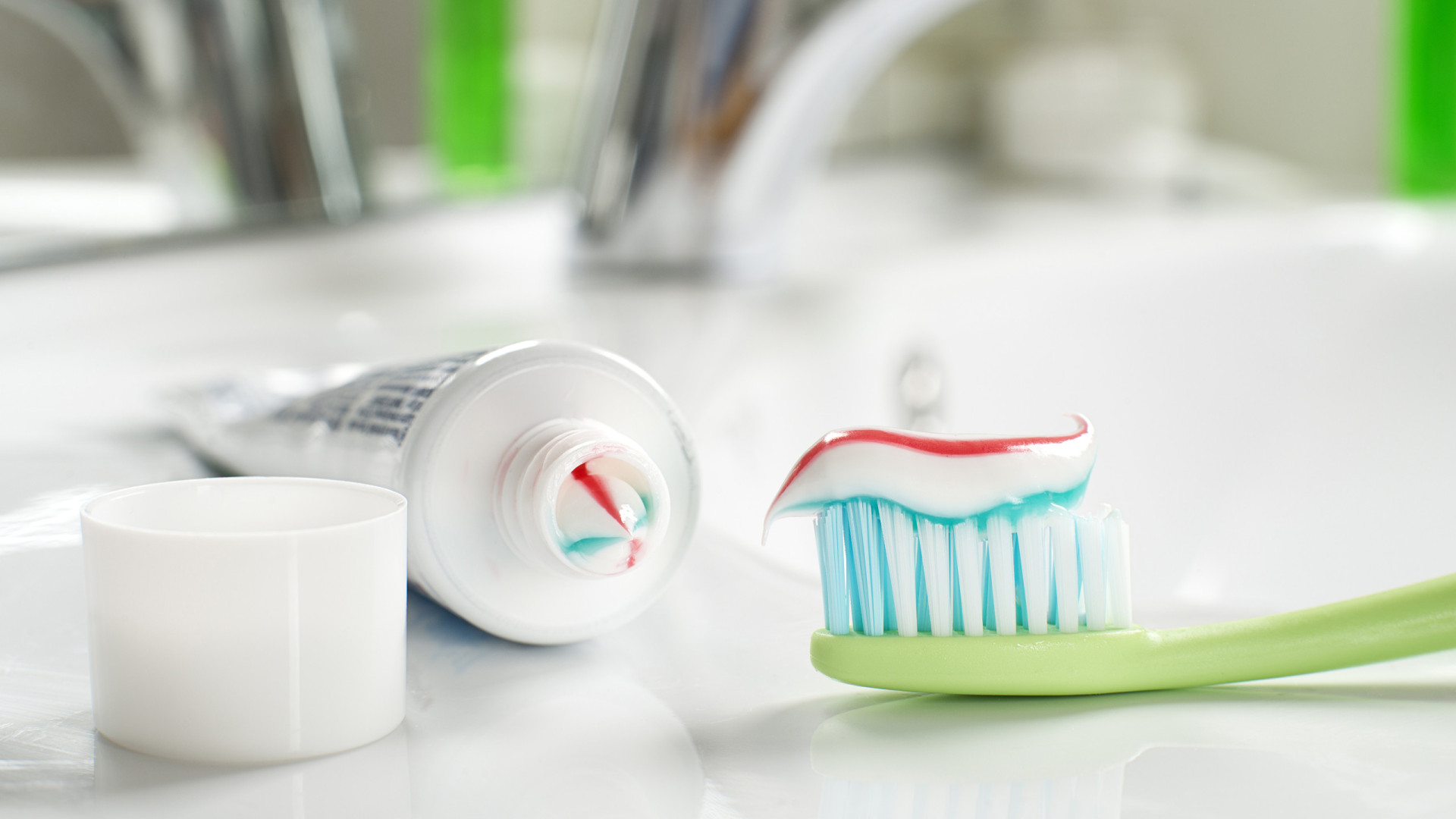 Pense duas vezes antes de deixar a pasta de dentes sem tampa