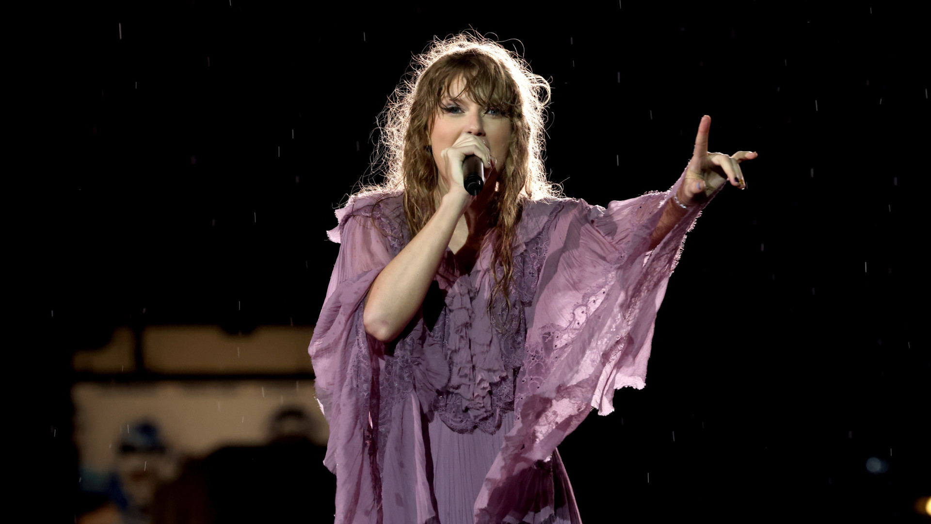 Taylor Swift defende fã em show: "Para! Ela não está fazendo nada"
